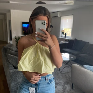 Gul topp  - Aldrig använd storlek 34 från Gina tricot 