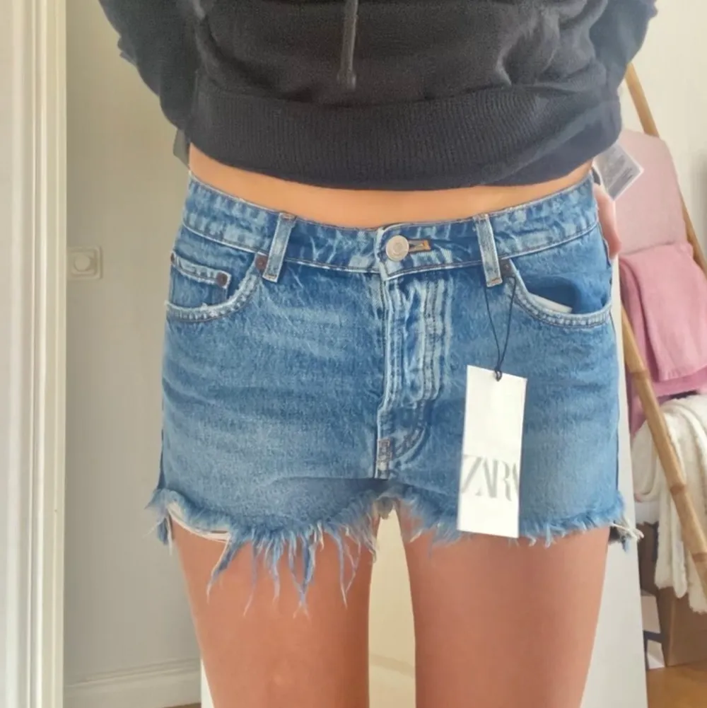Säljer dessa trendiga Midrise shorts från Zara. Helt oanvända, går inte att köpa längre.💓 Nypris 259kr. (Kan tänka mig byta likadana i strl 40/42. Inte high waist!). Shorts.