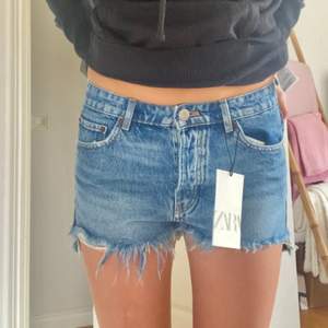 Säljer dessa trendiga Midrise shorts från Zara. Helt oanvända, går inte att köpa längre.💓 Nypris 259kr. (Kan tänka mig byta likadana i strl 40/42. Inte high waist!)
