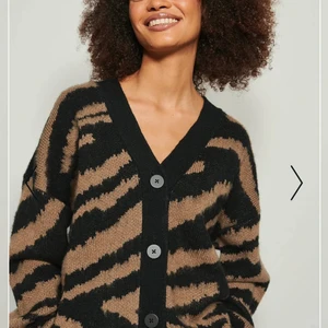 Stickad kofta storlek S - Oanvänd brun/svart stickad kofta från NAKD