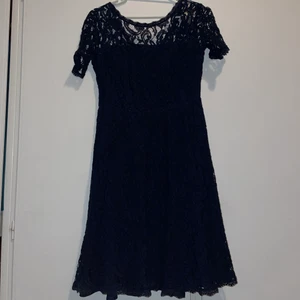 Klänning - Marinblå spetsklänning från STOCKHOLM-LM. Storlek 38. Endast använd 1 gång. Säljer för 300kr + frakt.