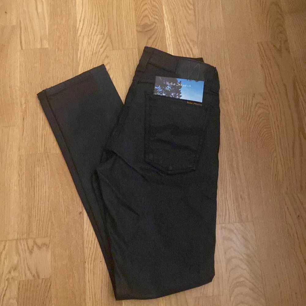 Helt ny Nudie jeans Modell: SKINNY LIN Tim Tvätt: Organic black in black Storlek : -w28 L30 Midja 35 cm x2 Längd : 100cm Strech Slim Fit 98% Organic Cotton 2% Elastaine  . Jeans & Byxor.