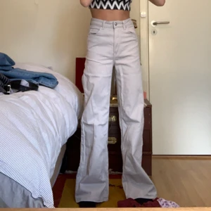 Jeans - Snygga jeans i beige, köpta förra sommaren och användes ganska mycket då under sommaren. Annars inga större skador. Köparen står för frakten men går även att mötas upp. Hör av er om ni har frågor eller vill ha fler bilder💕
