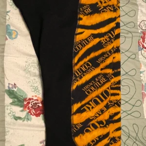 Versace byxor Couture  - Oanvända, köpt från Johnells kvitto finns/ värda 3400 pris kan diskuteras, tar även emot byten , helst en Gucci keps