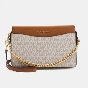 MICHAEL KORS BAG - Axelremsväska från Michael Kors, i modellen Jet Chain Xbody | Vanilla. Nypris 2445kr. Rymmer med en del, justerbar band & är i väldigt bra skick.