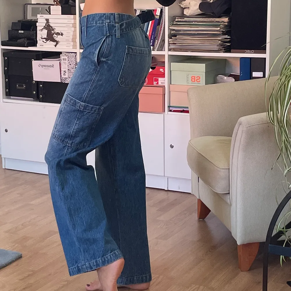 Ett par lågmidjade, justerbara jeans i perfekt skick. Tack vare att de är justerbara i midjan (se andra bilden) passar de även dig som är lite mindre och du behöver inte vara rädd för att de ska åka ner (som med många andra lågmidjade jeans). De har en ficka på vänster ben vilket gör att de får en unik stil. Otroligt snygga och sköna jeans som går att styla med allt från tjocktröjor till blusar/ toppar. De är också one of a kind och märket är unknown. . Jeans & Byxor.