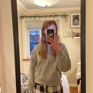 Grå hoodie från Lindex storlek XS - En grå hoodie från lindex i storlek xs. Köptes för ca 1 år sedan men bara används ca 10 ggr. Ganska kort och bred i modellen och har en ficka och även en stor luva. Jag säljer den pga att den är för kort i ärmarna på mig men överlag passar den på mig som är i ca 1.67 cm o har vanligtvis storlek S i kläder. Priset kan sänkas/prutas