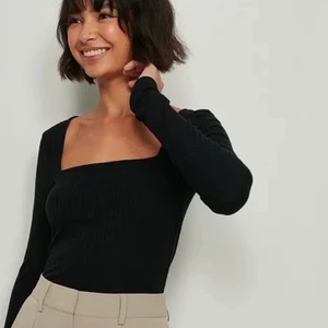 Svart tröja från NAKD - Ribbad svart tröja med fyrkantig halsringning från NAKD, strl M.💓💕💗💘 (Bild lånad)