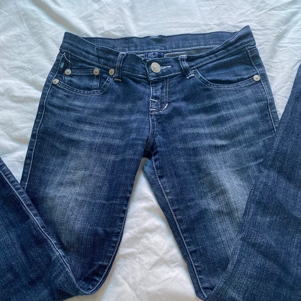 Bud på 350kr! Köp direkt för 400❤️❤️Säljer mina SUPERSNYGGA blå Victoria Beckham jeans i storlek 26. De är lite slitna längst ner samt ett hål mellan benen, men annars i bra skick. Skriv privat för fler bilder eller eventuella frågor💗. Jeans & Byxor.