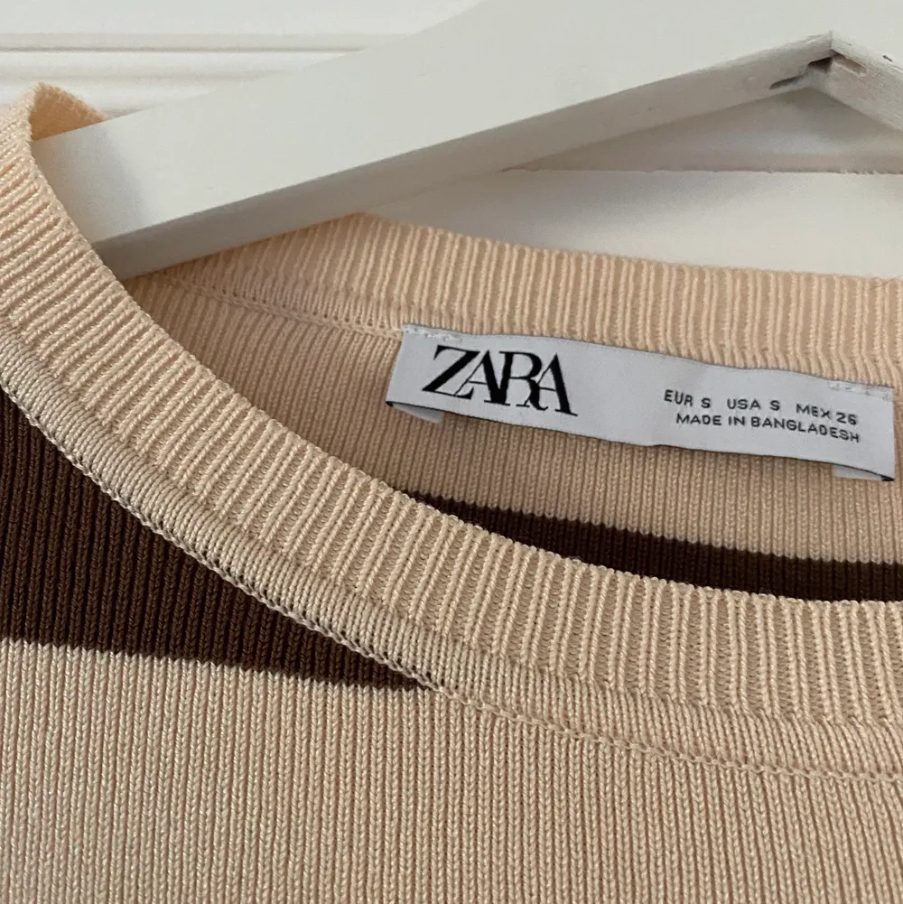 Säljer denna randiga tröja från Zara i storlek S. Använd fåtal gånger så är i bra skick. Tveka inte på att höra av er vid frågor eller om fler bilder önskas 💘. Toppar.