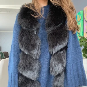 Svart pälsväst  - Snygg svart pälsväst som är i jättebra skick, pälsen är inte äkta. Säljer då det inte riktigt är min stil längre och den används inte! Det var svårt att få med den bra på bild, men skriv privat för fler bilder eller frågor🥰