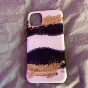 Mobilskal iPhone 11 - Mamma köpte flera mobilskal till mig när jag inte behövde har använt den 4 gånger