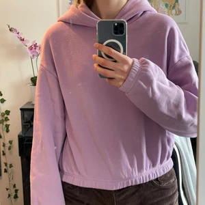 Lila hoodie - Säljer superskön hoodie från Zara i storlek M. Sparsamt använd och i fint skick! Betalning sker via Swish. 