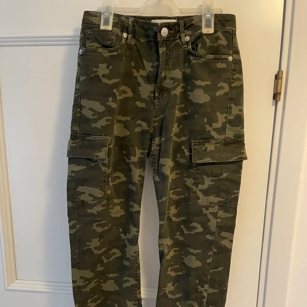 Säljer camouflage jeans från Mango i storlek 36. Använda fåtal gånger och är därmed i mycket fint skick! Betalning sker via Swish. . Jeans & Byxor.