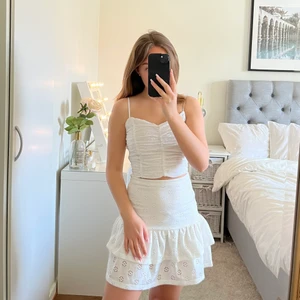 Kjol med rosett  - En supersöt kjol från Nelly med en rosett där bak. Har inte kommit till användning hos mig så har bara legat i garderoben tyvärr.