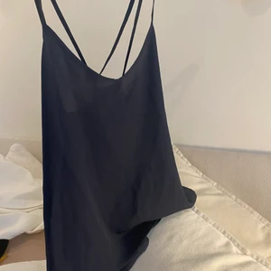 MARINBLÅ LINNE FRÅN HOLLISTER - Storlek XS men passar mig med S också💖