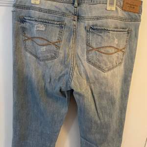 Säljer vintage utsvängda jeans från Abercrombie & Fitch. Storlek: Waist 28 Length 33. Betalning sker via Swish.