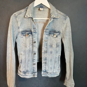 Jeansjacka från H&M, 120kr - Jeansjacka från H&M i bra skick.