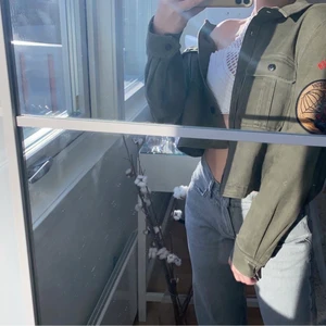 militärjacka  - Skitcool militärjacka från crocker! Nästan aldrig använd❣️Jag själv har storlek xs i nästan allt och jackan är i M så den blir supersnyggt oversized! köpare står för frakt🥰🥰