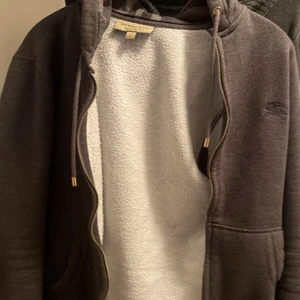 Burberry zip hoodie  - Strl S. Den sitter som en M men jag har blivit större så den passar inte. Skitsnygg tröja som sitter bekvämt köpte den för ca 1,5 årsen för 4000kr. 