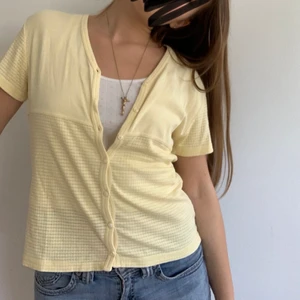 Härlig gul topp - Superfin brandy Melville inspirerad topp i gult köpt secondhand. Frakt på 45 eller så möts vi på söder🤩