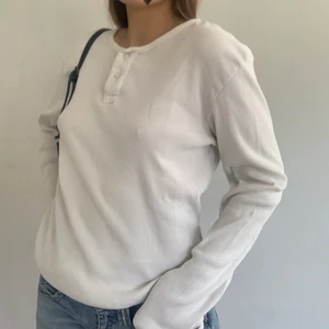 Härlig tröja från levis  - Levis tröja köpt secondhand i fint skick. Frakt på 45 eller så möts vi på söder! 😊