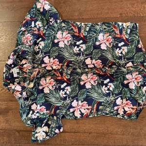 Blommig skjorta S - Endast använd en gång