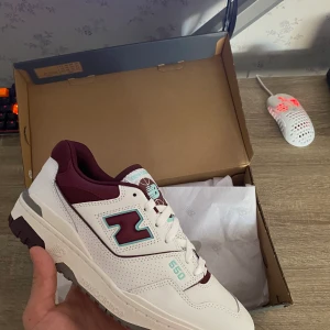 New balance 550 burgundy - New balance 550 ”burgundy cyan”, stilrena nysläppta nb’s, storlek 42 helt nya, pris 1500 + 66kr frakt