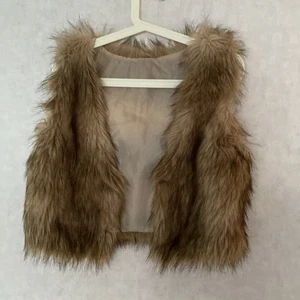 Pälsväst - (fejk) Pälsjacka. Onesize och aldrig använd, ändast testad. (Sulle säga att det är liknade i storlek som en M)