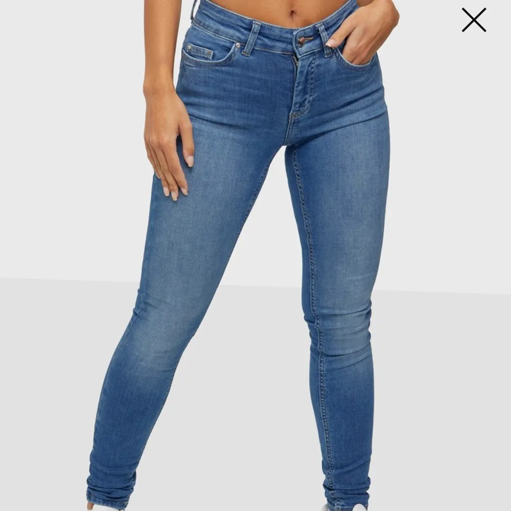 Dessa skinny jeans från nelly är använda en gång och är i bra skick. De är i storleken M/32 och är perfekts inför våren🥰 De är köpta för 449kr men jag säljer den för 300kr. Jeans & Byxor.