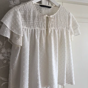 Sommarblus  - Krämvit somrig blus från Zara i storlek M. Spårbarfrakt frakt a 66kr tillkommer alt kan mötas i Varberg/Jönköping💖