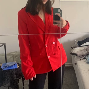 Röd kavaj - En röd kavaj köpt på secondhand i storlek 36. Är i väldigt bra skick då den ej är använd. Säljer för 100kr! Köparen står för frakten❤️❤️🥰