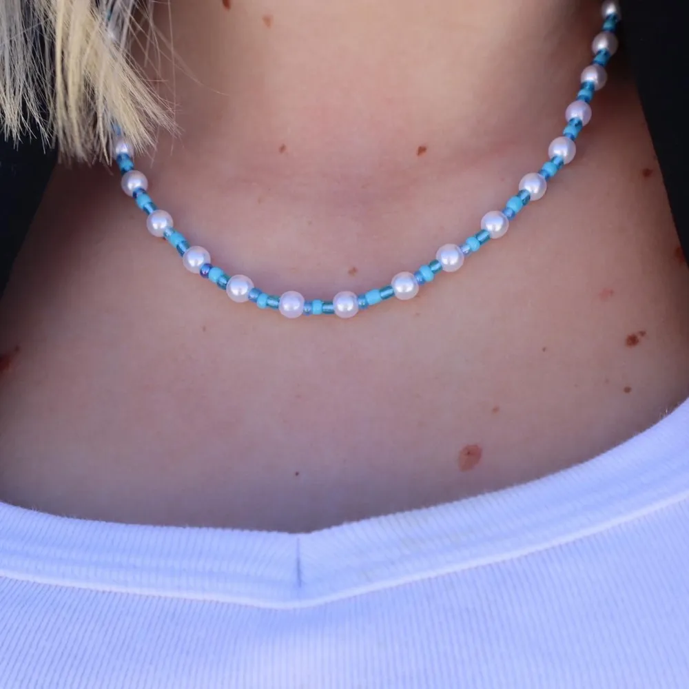 Super snyggt halsband i tre olika nyanser av blå. Perfekt till sommaren!! halsbandet är 40cm. Det tillkommer spänne och ringödlor så man kan justera det. . Accessoarer.