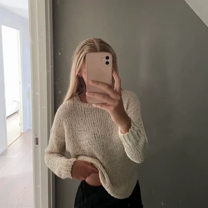 Stickad tröja! - Superfin stickad tröja! Den är beige/ sand färgad. Tyget har glittriga inslag❤️ skicket är nytt! Lånad bild, men det är samma tröja på bilden som den jag säljer!