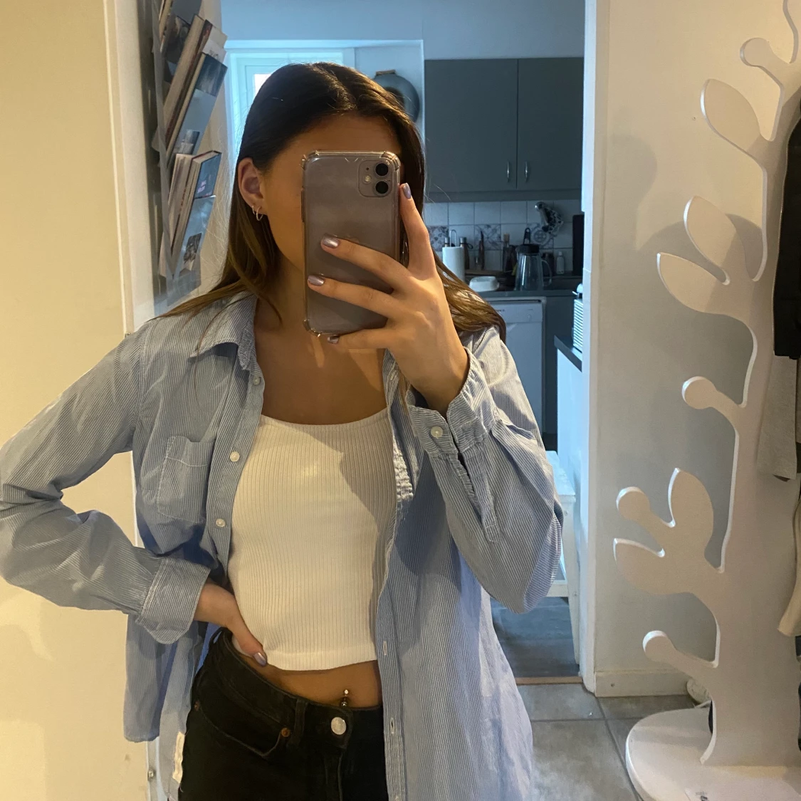 Blå skjorta med vita ränder