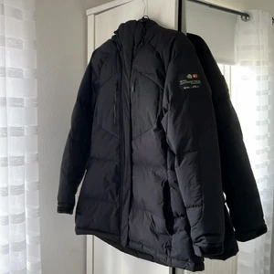 vinterjacka, sail racing - Jag säljer min vinterjacka eftersom jag har en ny och inte är i behov av denna. Jackan är oskadd och ren!