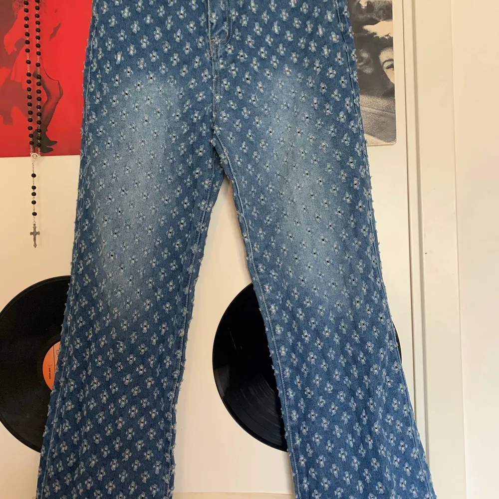 Coola byxor med unikt mönster. Använda Max 2 gånger och ser ut som nya. Står xs men sitter  mer som s eller m. Den som köper står för frakt om man väljer leverans🤍🌟.. Jeans & Byxor.