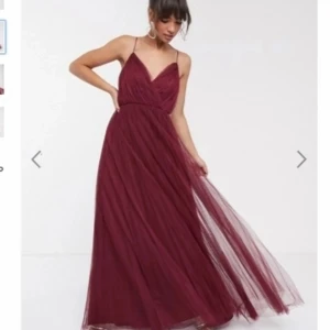 Balklänning!! - En vacker och tidlös klänning från asos. Nypris var 900:-, men jag väljer att sälja den för 200:-. Den är bara använd under ett tillfälle och är därför i ett gott skick. Vid frågor elr ytterligare bilder det bara att höra av sig❤🥰☀️