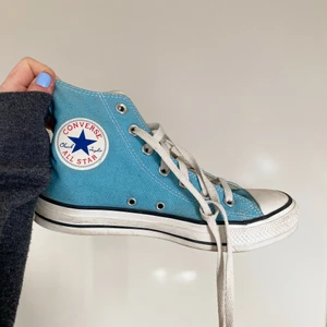 blå converse - converse i härlig vårfärg! finfint skick förutom lite smuts på baksidan (sista bilden). tyvärr lite förstora för mig som vanligtvis är en 37/38❣️