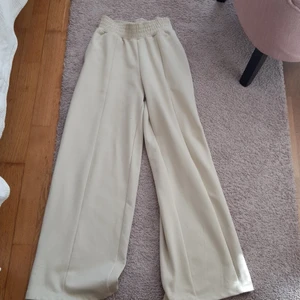 Beige kostymbyxor  - Fina beige kostymbyxor🤍Byxorna har storleken S och säljs pga att de är för långa för mig. Bra kvalite och har använt dom ca 4 gånger🤍