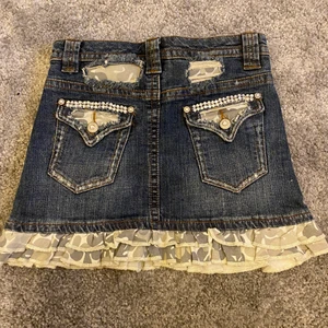 Jeanskjol - Jätte snygg jeanskjol med kamouflage och strass detaljer🤩 Skriv för fler bilder och mått💗