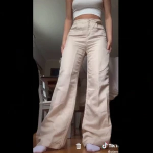 Långa linnebyxor - Garderobsrensning!☀️ (Första bilden är lånad) Fina linnebyxor i bra kvalitet från bershka som är bra i längden på mig som är 177. Säljer pga blivit för små i midjan. Köpare står för eventuell frakt☺️