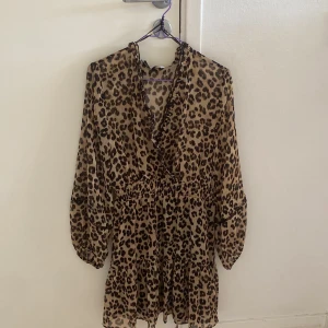 Super snygg klänning från Zara - Intressekoll. Oanvänd klänning från Zara, perfekt till sommaren.  Klänningen är i storlek S men passar även mig som är XS. Den har lappen kvar och är i väldigt bra skick. (Jag säljer då den ej kommer till användning) vill ni se hur den sitter på kan ni skriva till mig så löser jag det. Jag förväntar mig 300  uppåt för den. Är det flera som vill köpa kommer den säljas till den som kan ge mest för den. Men 300 tycker jag är ett bra pris. Mvh Tyra ❤️