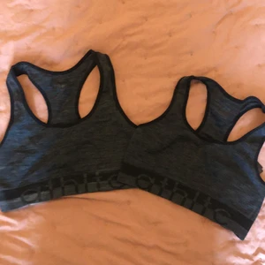 SportBH från HM - Säljer två sporttoppar från HM! Jag har användt dem ganska mycket, men de är fortfarande i gott skick. De har jättebra support, det va därför jag köpte två;) men de är tyvärr försmå. Köparen väljer såklart om den vill köpa båda eller en. 1st- 40kr. 2st-65kr.