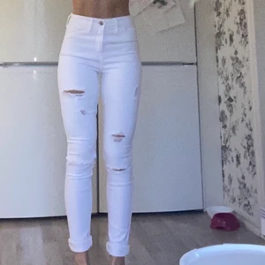 Hollister jeans  - Skinny jeans från Hollister. Storlek w26/L35. Fint skick. 50kr & kan tas till Kalmar/Öland. Kan fraktas men då tillkommer kostanden för frakten🥰