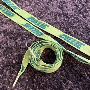 Billie Eilish skosnören - Säljer dessa äkta Billie Eilish skosnörena. Köpta på hennes merchhemsida för ca 2 år sen. I använt skick, finns fläckar på några ställen (se bild 2) men det är inget man tänker på när man har skosnörena på ett par skor. Skriv gärna vid frågor 🥰