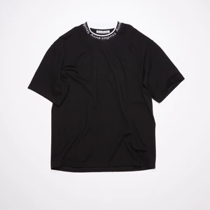 Acne tröja i grön - Säljer en likadan t-shirt på bilden fast grön! As ball och funkar perfekt nu till våren. Säljer då den ej kommer till användning längre. 