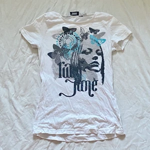 Tshirt med tryck - Söt vintage tshirt med tryck. Barnstorlek men passar XS/S beroende på önskad passform. Bara skrynklig på bild. Köparen står för frakt. 🦋