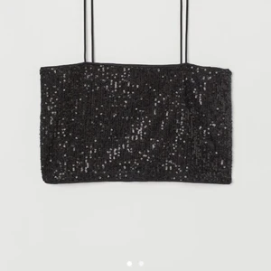 Linne med paljetter HM - Ett svart linne med paljetter på, från HM! Köpte till nyår och bara använt då. Passade inte riktigt så som jag ville så därför säljer jag den nu☺️ Stoltek M men ingen strech så den passar även mindre! 