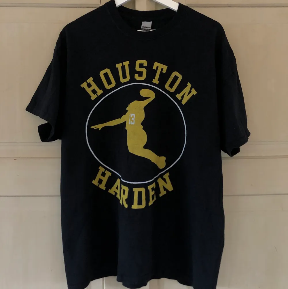 En fin svart vintage T-shirt med tryck som refererar till den amerikanska basketspelaren James Harden. Tröjan är vintage men i fint skick, inga flaws. Den är tryckt på en gildan tshirt med fin passform. Passar XL, möjligen en aning mindre. Kan mötas i Stockholm annars betalar köparen frakt.. T-shirts.